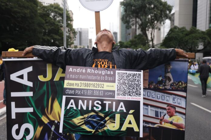 a-democracia-volta-a-ser-atacada