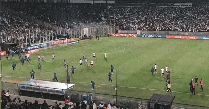 federacao-chilena-bane-torcedores-apos-invasao-em-jogo-entre-colo-colo-e-fortaleza