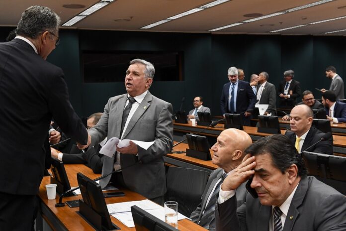 izalci-lucas-anuncia-que-pedira-abertura-de-cpi-sobre-venda-do-banco-master