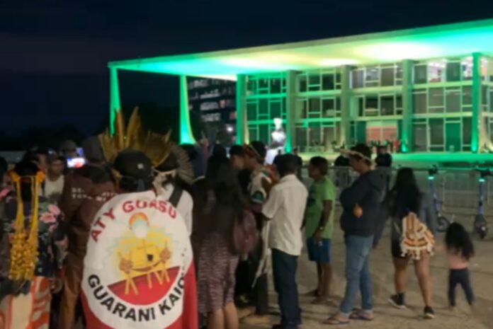 com-seguranca-reforcada,-indigenas-se-manifestam-contra-marco-temporal