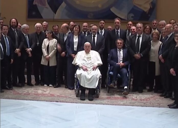 video:-papa-francisco-agradece-a-funcionarios-do-hospital-gemelli