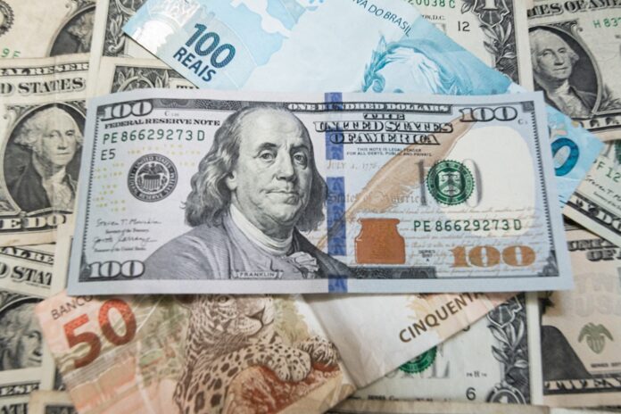 dolar-volta-a-cair-e-fecha-a-r$-5,86-com-acirramento-da-guerra-comercial