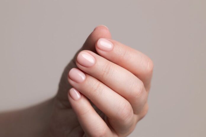 veja-quais-sinais-nas-unhas-indicam-que-sua-dieta-e-saude-estao-ruins