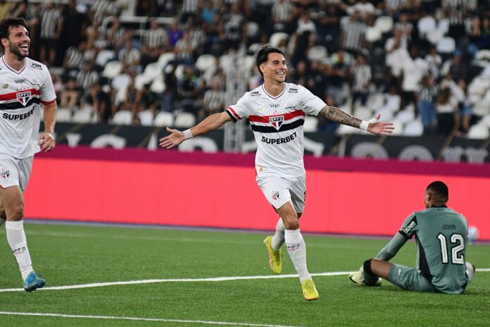 em-jogo-movimentado,-sao-paulo-oscila-contra-o-botafogo-e-empata-pela-quarta-vez-no-brasileirao