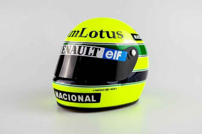 miniatura-de-capacete-celebra-os-40-anos-da-primeira-vitoria-de-ayrton-senna-na-formula-1