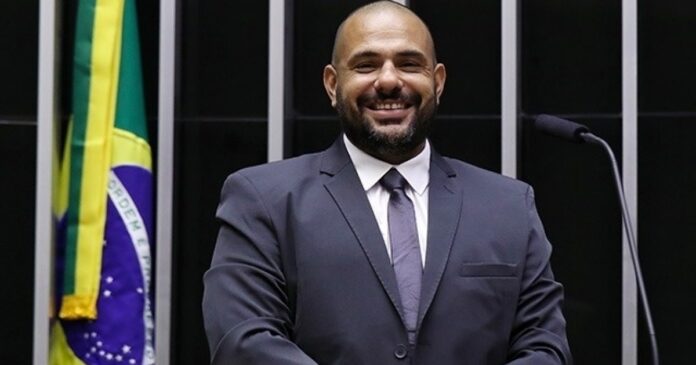 carro-de-deputado-federal-e-alvejado-em-favela-no-rio-de-janeiro