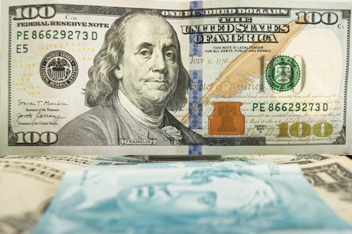 dolar-cai-e-fecha-a-r$-5,80-em-dia-de-altas-de-divisas-emergentes-e-do-petroleo