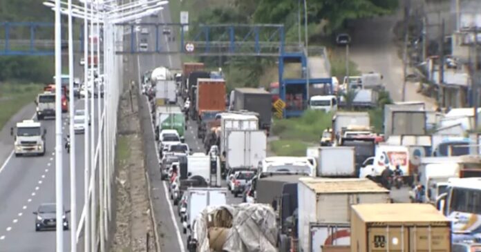 saida-de-salvador-pela-br-324-apresenta-pontos-de-engarrafamento-nesta-sexta-feira-da-paixao