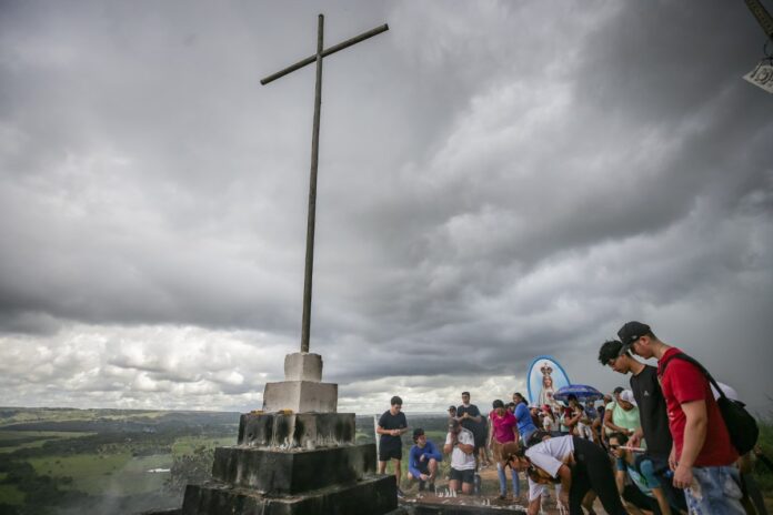 fieis-pagam-promessas-e-sobem-o-morro-da-capelinha-antes-da-via-sacra