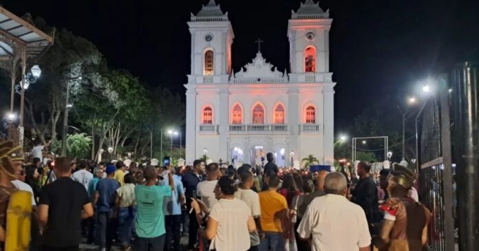 procissao-do-fogareu-e-celebrada-por-centenas-de-fieis-em-feira-de-santana