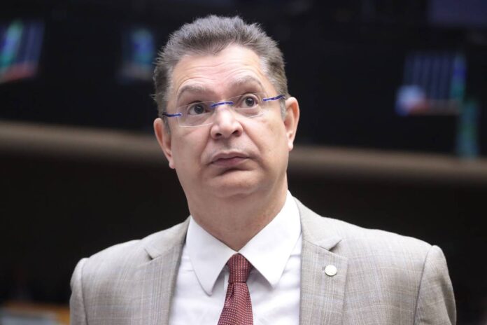 lider-do-pl-aproveita-gesto-de-motta-ao-psol-para-pedir-anistia