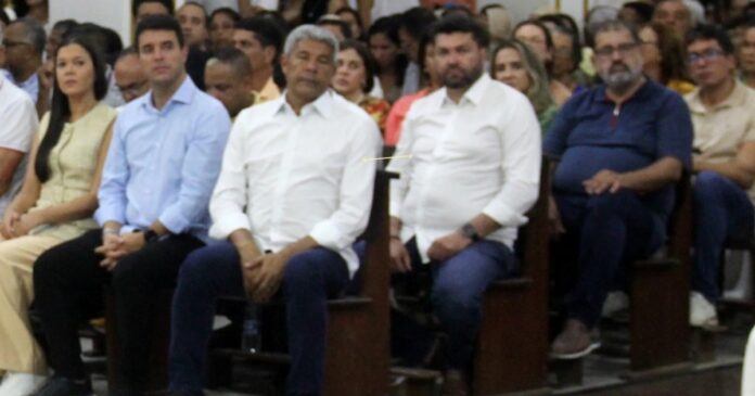 deputado-aparece-ao-lado-de-governador-em-celebracao-e-ignora-criticas-internas-de-partido