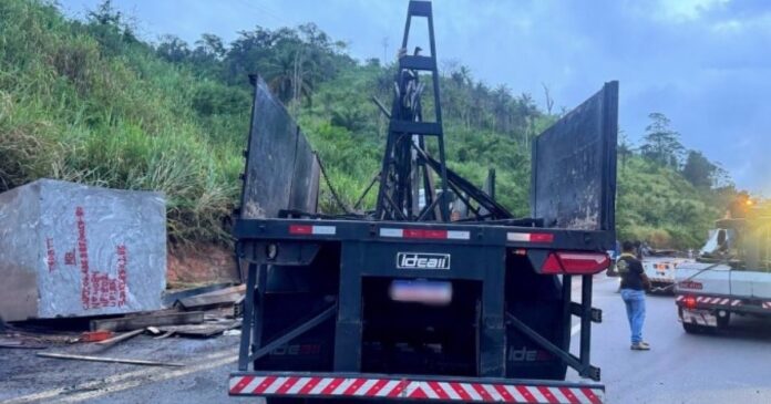 motorista-morre-em-acidente-com-caminhao-carregado-com-granito-no-extremo-sul-baiano