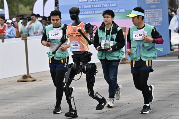pequim-sedia-primeira-meia-maratona-de-robos-humanoides
