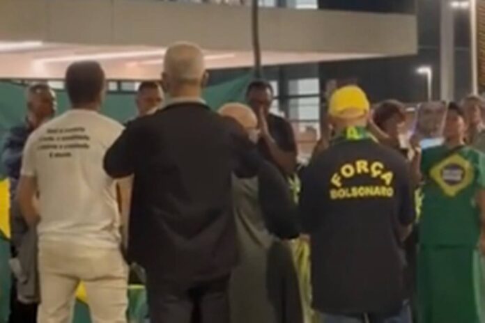 em-vigilia,-bolsonaristas-cantam-louvor-em-frente-ao-hospital.-veja