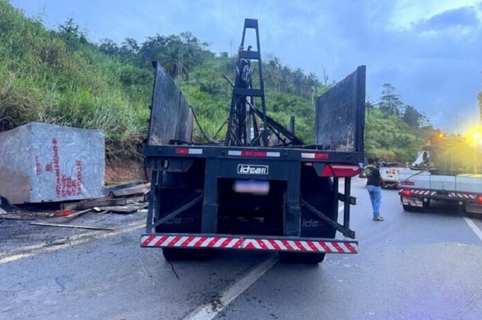 caminhao-carregado-com-granito-tomba,-bloqueia-br-101-e-deixa-um-morto-em-itabela