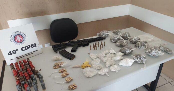 pm-apreende-fuzil-e-drogas-apos-confronto-no-bairro-de-sao-cristovao,-em-salvador