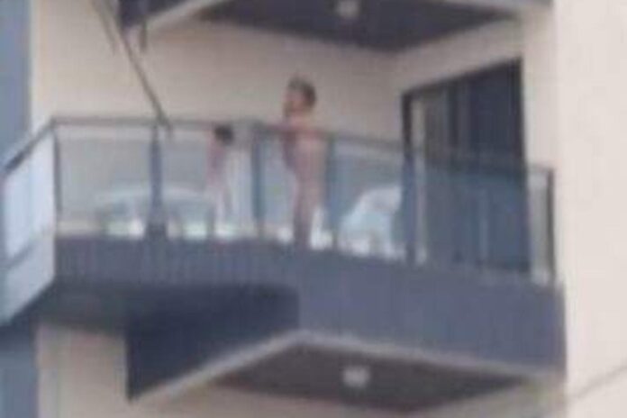 casal-e-flagrado-fazendo-sexo-em-varanda-de-predio-na-praia-grande