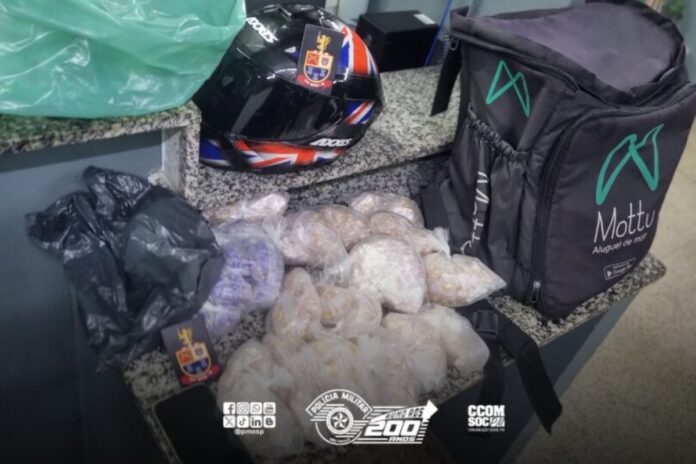 em-fuga,-homem-com-3-mil-pedras-de-crack-joga-moto-em-gcm-e-vai-preso