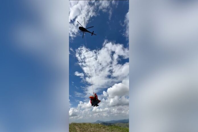 video:-mulher-e-resgatada-por-helicoptero-em-trilha-no-interior-de-sp