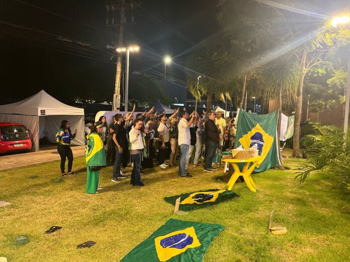 apoiadores-oram-em-celebracao-de-pascoa-onde-bolsonaro-esta-internado