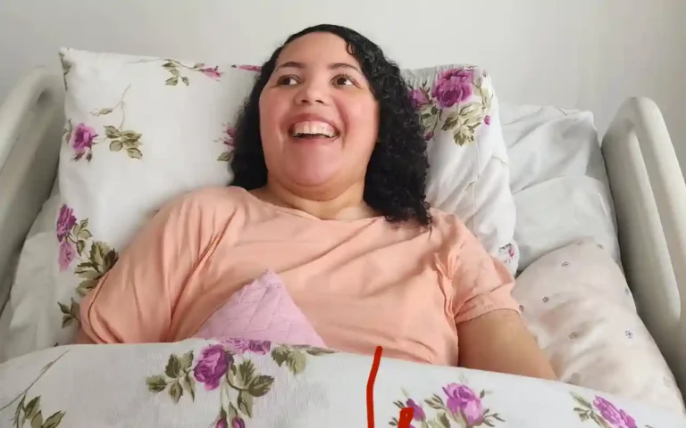 amanda-wanessa-reaparece-em-aniversario-e-emociona-com-sorriso-de-gratidao