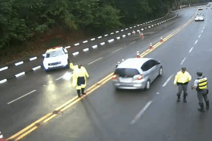 oleo-derramado-interdita-8-km-de-rodovia-que-liga-ubatuba-a-taubate