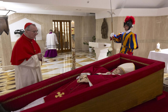 vaticano-publica-primeiras-imagens-do-papa-francisco-no-caixao