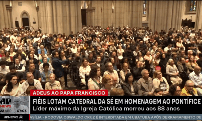 milhares-de-fieis-se-reunem-na-catedral-da-se-para-homenagear-o-papa-francisco