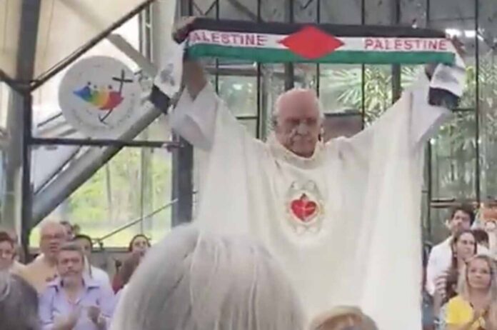 padre-julio-lancellotti-levanta-bandeira-da-palestina-em-missa-de-pascoa-e-gera-repercussao