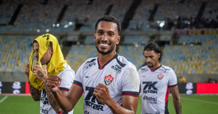 destaque-contra-o-flu,-lucas-braga-exalta-elenco-do-vitoria:-“tem-feito-total-diferenca”