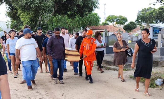 sepultamento-de-davi-alves-costa-reune-familiares-e-bombeiros-em-momento-de-forte-comocao