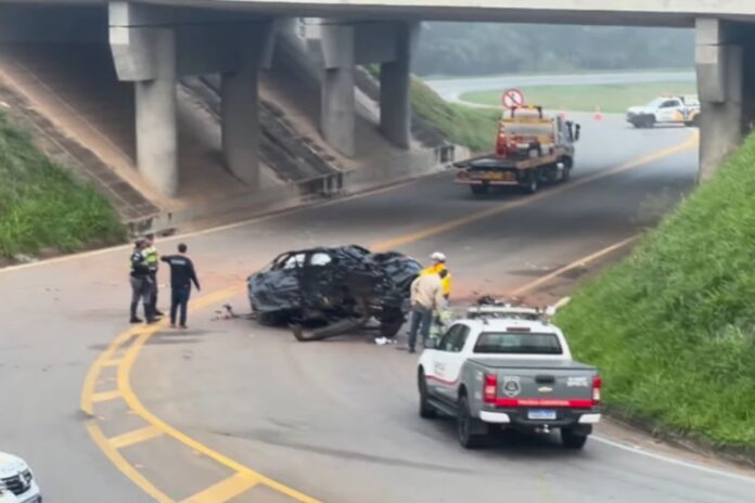 irmaos-estao-em-estado-gravissimo-apos-carro-cair-de-ribanceira-em-sp