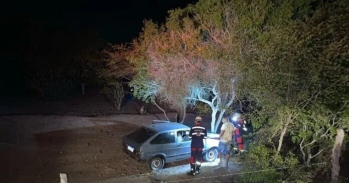 carro-sai-da-pista-e-colide-em-arvore-na-regiao-sisaleira