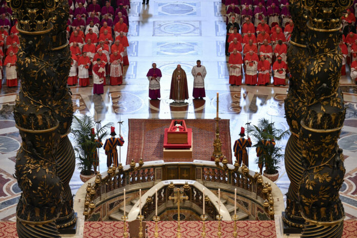 velorio-do-papa-francisco-comeca-e-fieis-se-despedem-na-basilica-de-sao-pedro