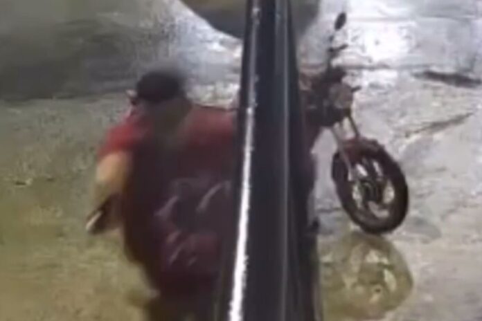 homem-atira-contra-vizinha-por-achar-que-estava-sendo-filmado.-video