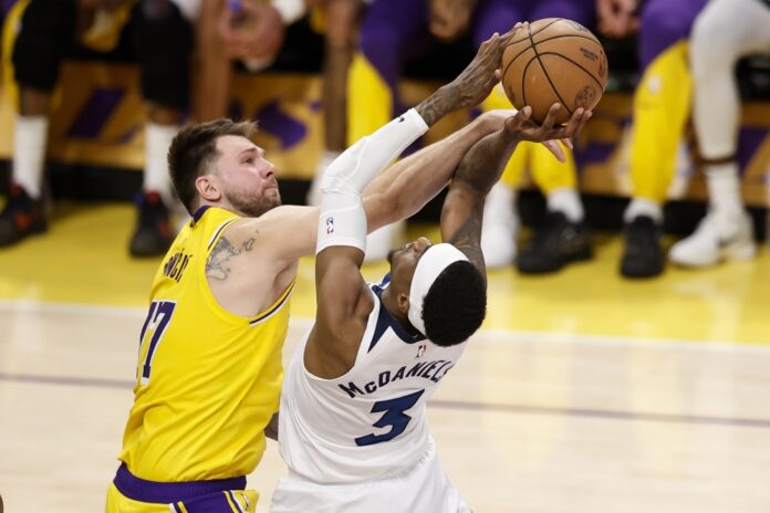luka-doncic-brilha-e-garante-vitoria-dos-lakers-nos-playoffs-da-nba