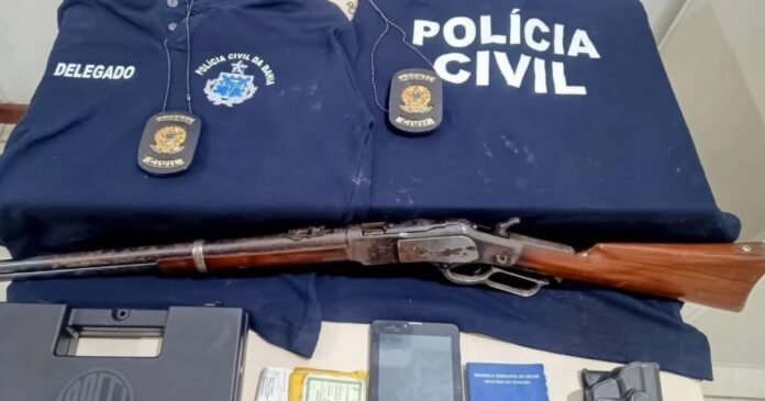 pm-apreende-arma-de-fogo-e-coletes-falsos-da-policia-civil-em-vitoria-da-conquista