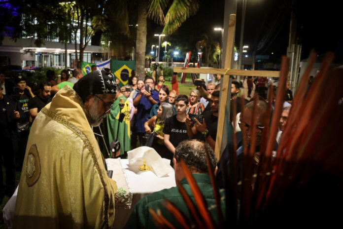 padre-kelmon-celebra-missa-por-bolsonaro-na-porta-de-hospital-no-df