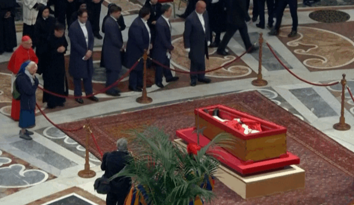 freira-quebra-protocolo-e-chora-diante-do-caixao-do-papa-francisco