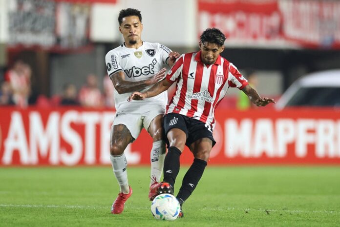 libertadores:-botafogo-perde-para-o-estudiantes-com-gol-bizarro.-veja