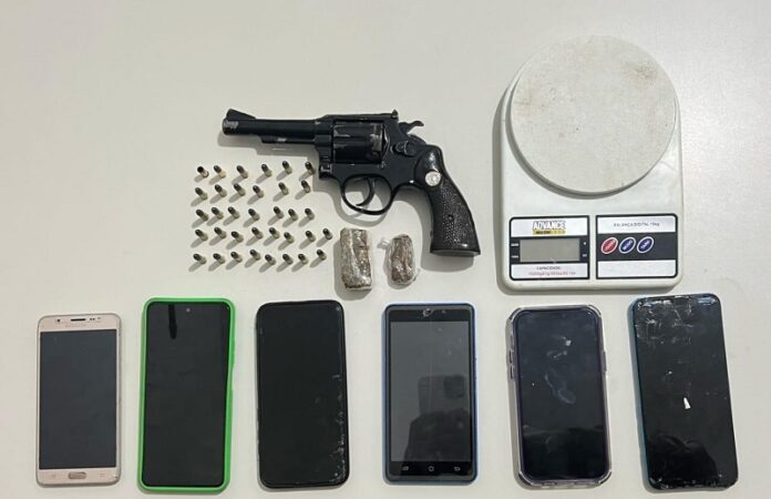 pm-prende-homem-suspeito-de-posse-irregular-de-arma-de-fogo-e-droga-no-distrito-de-posto-da-mata