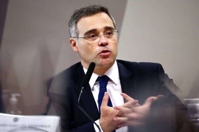 pastor,-ministro-andre-mendonca-derruba-leis-que-proibiam-linguagem-neutra-nas-escolas