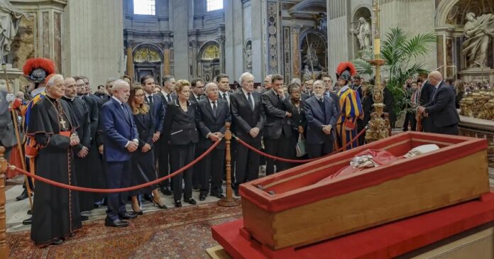 lula-presta-homenagem-ao-papa-francisco-em-velorio-no-vaticano