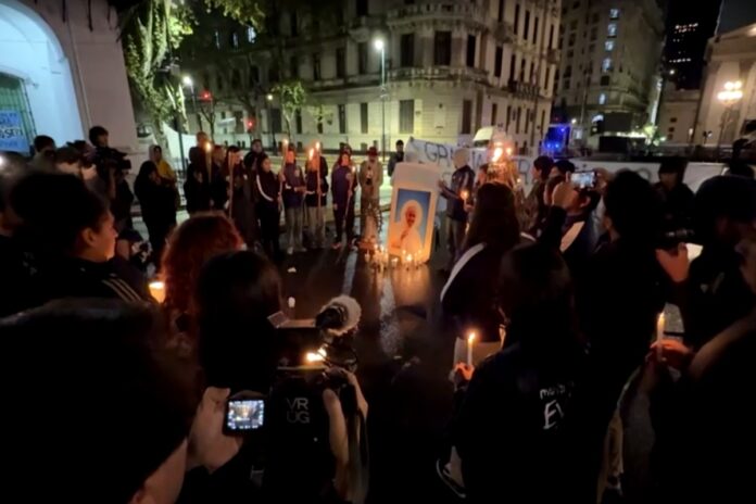 fieis-fazem-vigilia-em-buenos-aires-para-homenagear-papa-francisco
