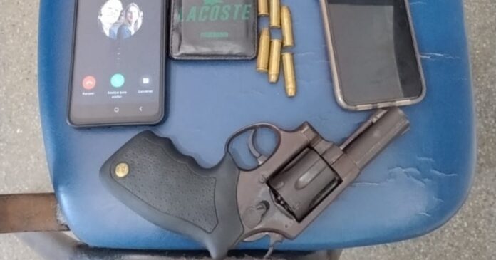 policia-militar-detem-dois-homens-e-apreende-arma-durante-abordagem-em-itinga