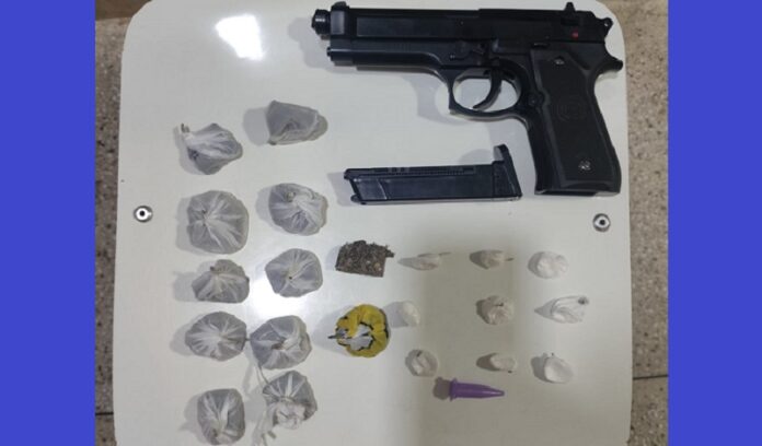 pm-prende-suspeito-de-trafico-e-apreende-drogas-e-simulacro-em-lajedao