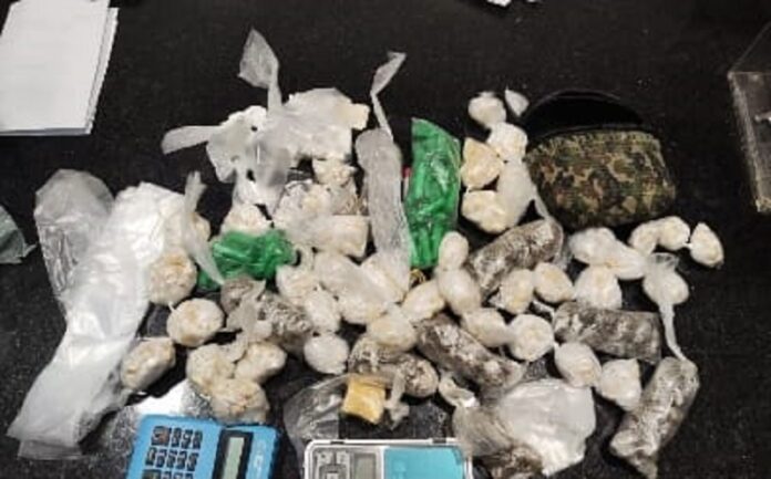 pm-recaptura-suspeito-e-prende-dois-por-trafico-de-drogas-em-itagimirim
