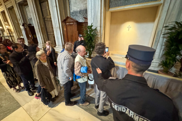 tumulo-do-papa-francisco-e-aberto-para-visitacao-do-publico-em-roma