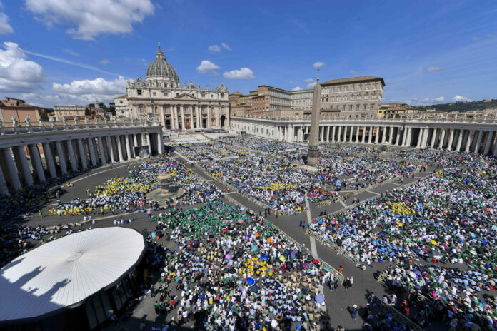 missa-de-luto-ao-papa-francisco-reune-milhares-de-fieis-na-praca-sao-pedro,-no-vaticano